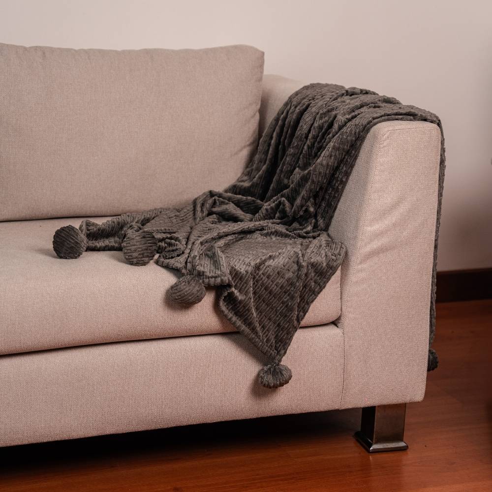 COBIJA ESSENTIALS CANALES POMPOM GRIS SIESTA