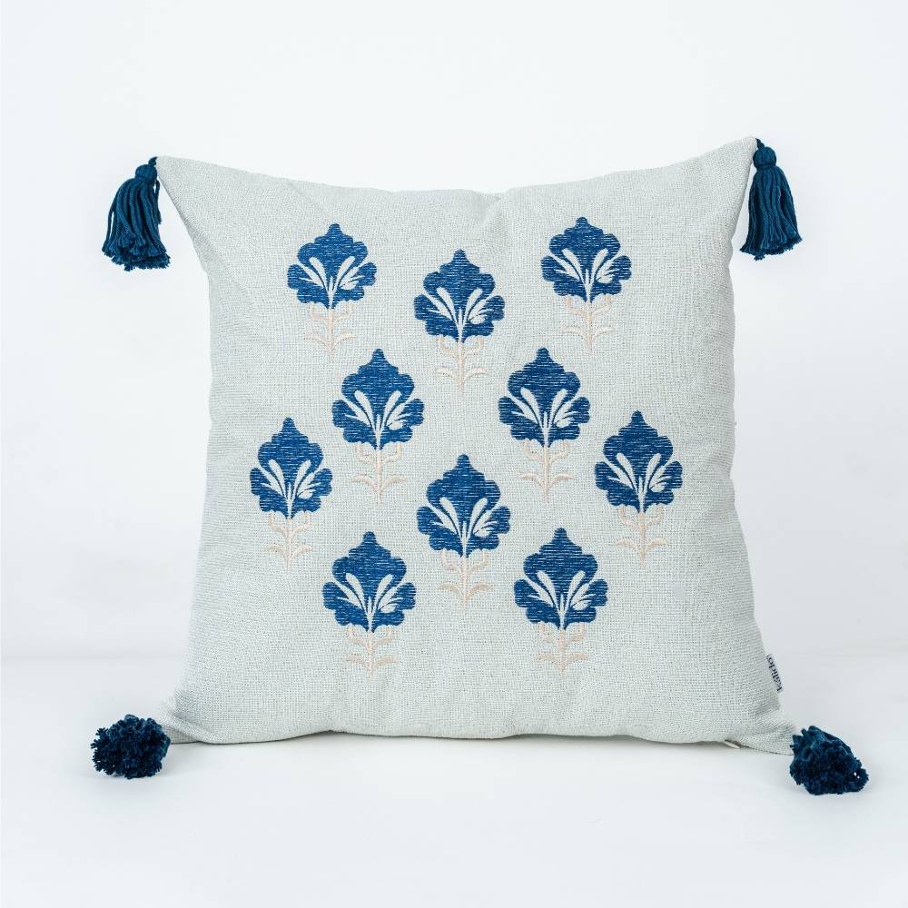 COJIN ESSENTIALS DEEP BLUE BORDADO FLORES AZUL CON BLANCO